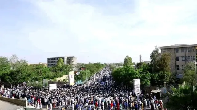 Jigjiga, ka dib markii dadka ay ka soo dareereen fagaarihii ay salaadda ciidda ku tukadeen, waxay mareen wadada bartamaha magaalada.