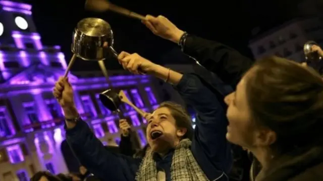 स्ट्राइक के दौरान महिलाएं