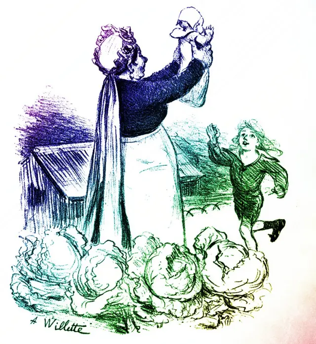 Mujer levantando bebé en brazos de un campo de repollo