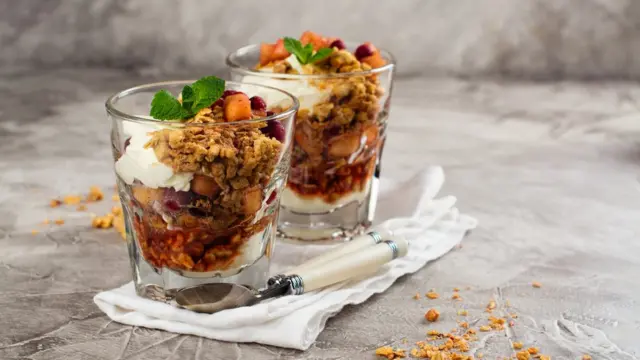 Слоистый десерт в стакане