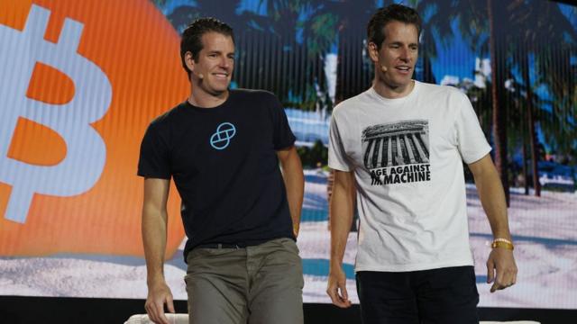 Tyler y Cameron Winklevoss, gemelos multimillonarios conocidos por su disputa con Mark Zuckerberg sobre la creación de Facebook.