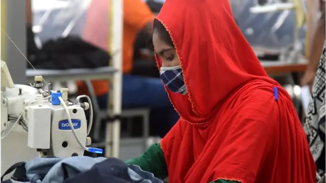 গার্মেন্টস শ্রমিক।