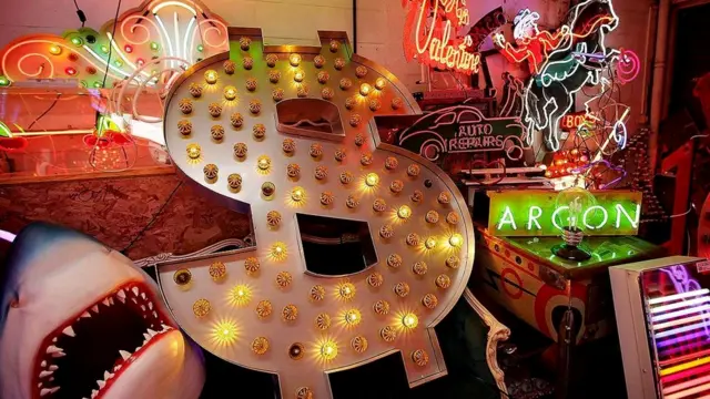 Первый знак доллара был отпечатан на бумаге с помощью печатного станка в Филадельфии в 1790-х, Арчибальдом Бинни