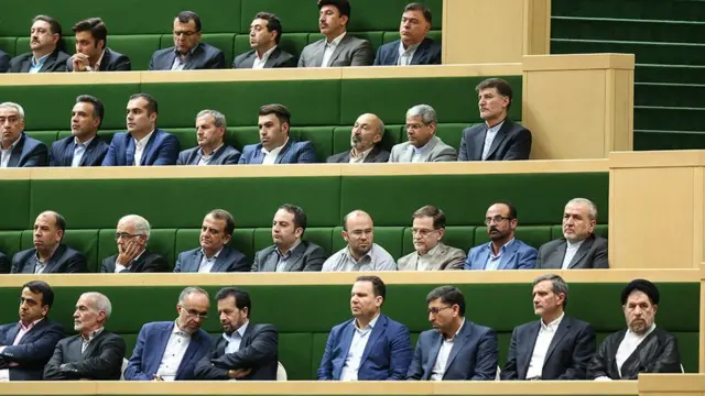 بسیاری مراسم تحلیف دور دوم ریاست جمهوری آقای روحانی را "مفصل و بی‌سابقه" خوانده‌اند