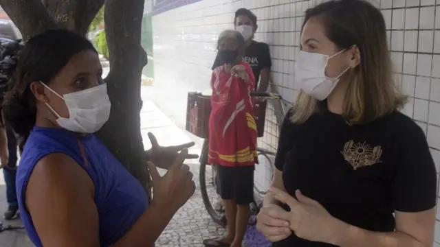 Mulher vestida com uma camiseta preta dialoga com as famíliasvai de bet tem aplicativosituaçãovai de bet tem aplicativovulnerabilidade