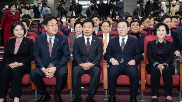 김진표 국회의장과 여야 지도부가 30일 서울 여의도 국회 의원회관에서 열린 초당적 정치개혁 의원모임 출범식에 참석해 행사를 지켜보고 있다. 왼쪽부터 이정미 정의당 대표, 정진석 국민의힘 비상대책위원장, 김 의장, 이재명 더불어민주당 대표, 김상희 전 국회 부의장