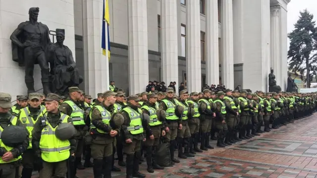 солдаты у стен Рады