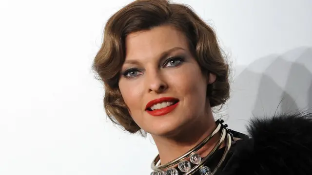 Linda Evangelista sorri para fotovirtuais betanoeventovirtuais betanogala