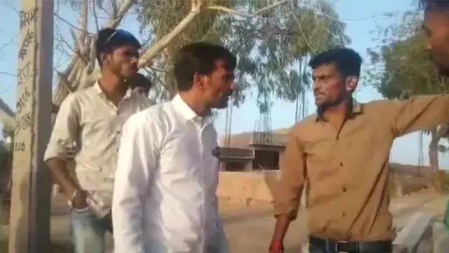 పూజారి వైఖరిపై వధూవరుల బంధువులు ఆగ్రహం వ్యక్తం చేస్తూ కేసు పెట్టారు