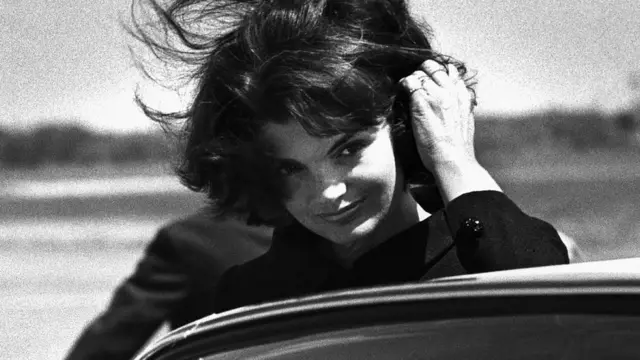 Jacqueline Bouvier Kennedy Onassis, bir moda ikonu olarak görüldü.