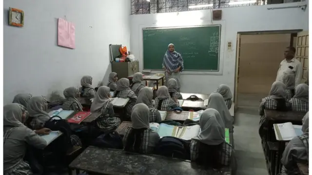 બાળકોને શાળાએ મોકલવા માટે શિક્ષકોએ વાલીઓને સમજાવવા પડી રહ્યા છે