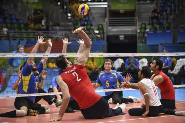 Mehrzadselakjani jugando al voleibol sentado.