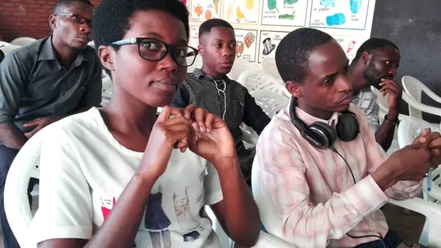 Kwizera Milka, umwigeme avuza guitare basse mu rusengero