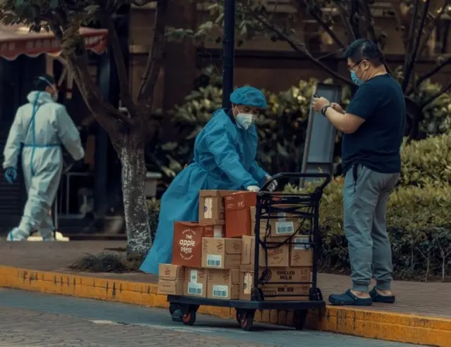 上海封鎖期間,大院管理人員向被隔離的人運送食物