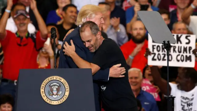 El presidente invitó a uno de los asistentes a subir al escenario.