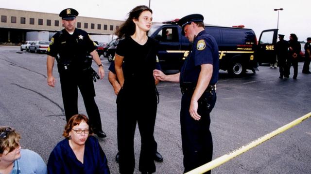 Depois de descer da sequoia, Julia continuou a fazer protestos ambientais e acabou presa em Illinois em 2001