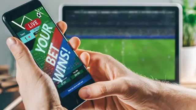 Мобил телефонида аплликация кўраётган киши