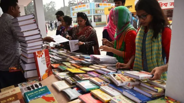 বই মেলায় পাঠকরা