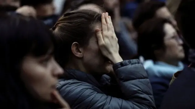 සමහරු හඬා වැළපෙන අයුරු