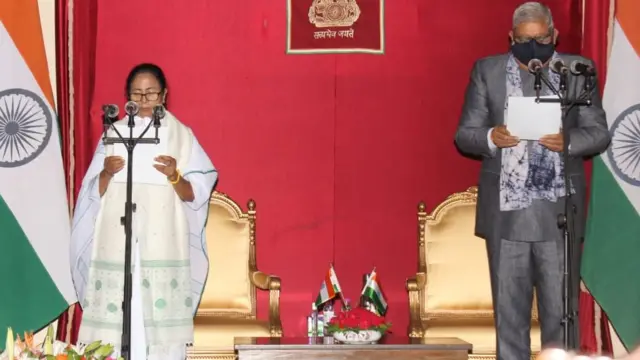 ममता शपथ ग्रहण करते हुए