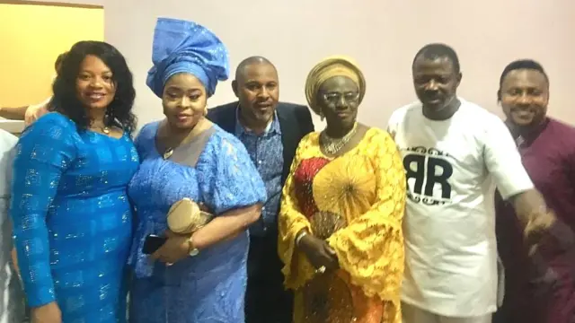 Awọn osere tiata ati iya Rainbow