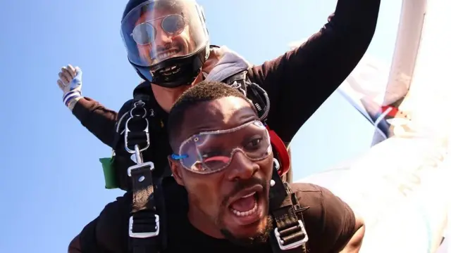 Tobi Bakare si n'elu mapú