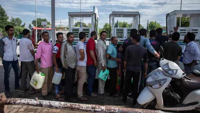 శ్రీనగర్లో పెట్రోలు బంకు వద్ద స్థానికులు