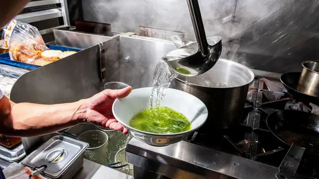 Жена припрема храну од морске траве