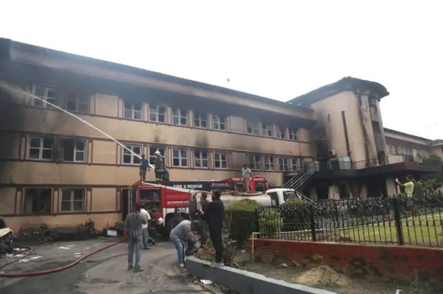 सर्वोच्च अदालतको भवनमा आगो निभाइदै