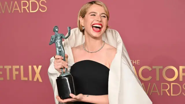 
Jessie Buckley ku bihembo bya 32 bya buri mwaka bya Actor Awards byatanzwe na SAG-AFTRA, byabereye muri Shrine Auditorium and Expo Hall ku wa 1 Werurwe 2026, i Los Angeles, California.