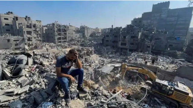 গাজার জাবালিয়ার রিফিউজি ক্যাম্পে হামলার পরের চিত্র