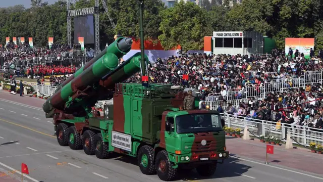 Míssil BrahMos sendo exibido em parada militar