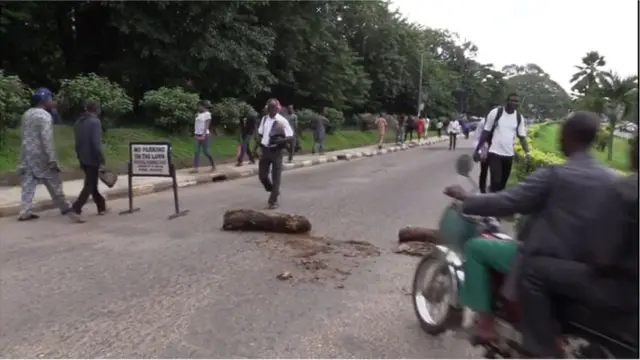 Awọn oṣiṣẹ gbe nnkan di opopona ni ọgba fasiti Ibadan