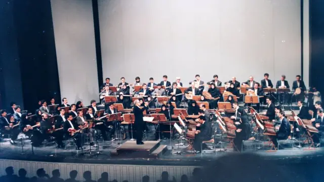 ارکستر بزرگ مضرابی به رهبری حسین دهلوی، تهران ۱۳۷۲، عکس از کتاب «موسیقی‌دانان ایرانی»