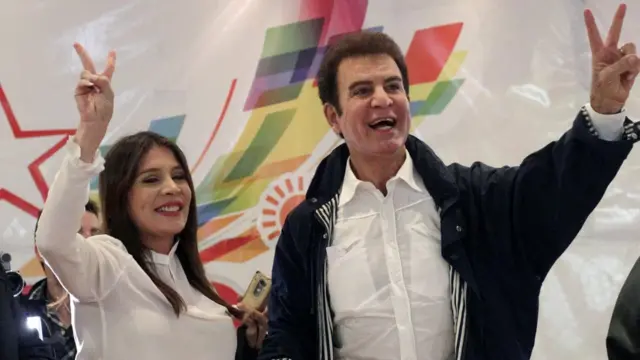 Salvador Nasralla celebra junto a su esposa Iroshka Elvir.