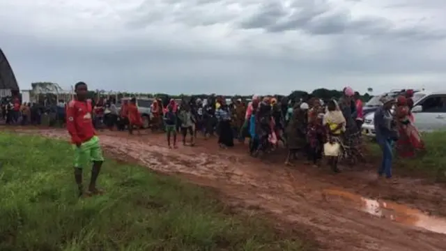 Wananchi wa Mtwara, Tanzania wakirejea katika makazi mara baada ya kutangaziwa kuwa njia ya kimbunga imebadilika