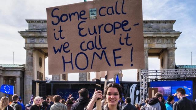 متظاهرين من الشباب من مختلف أنحاء أوروبا