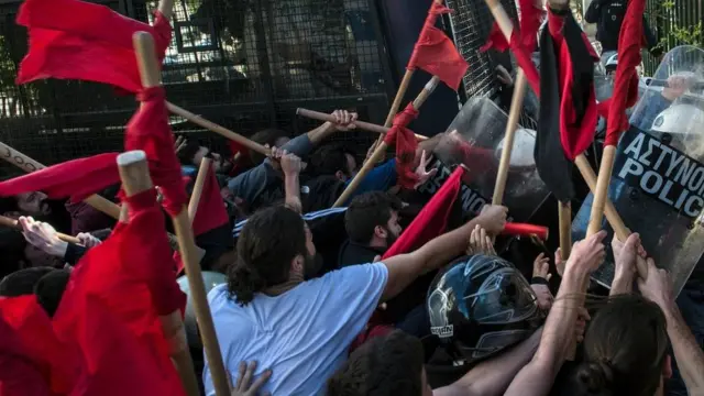 مواجهات بين الشرطة ومحتجين في اليونان