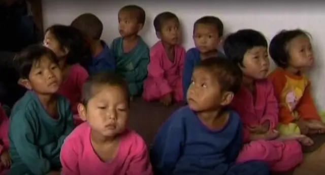 북한 어린이들이 바닥에 주저앉아 있다