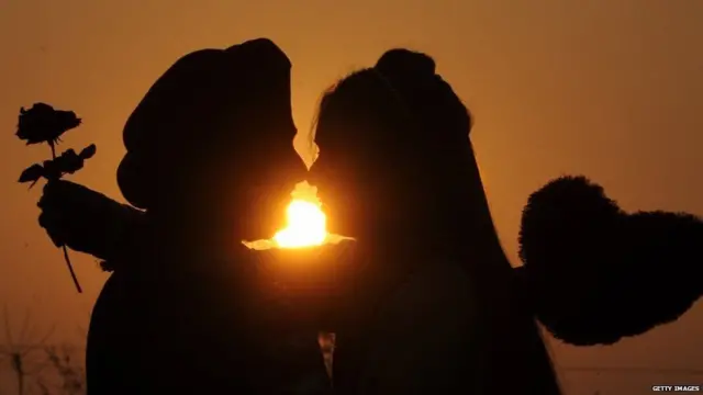 પ્રેમી પ્રેમિકાની પ્રતીકાત્મક તસવીર