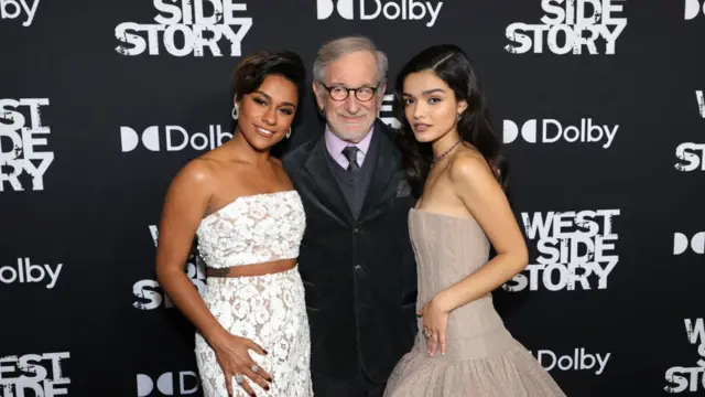 Steven Spielberg com o elencocasa de apostas com bônus grátisWest Side Story cast