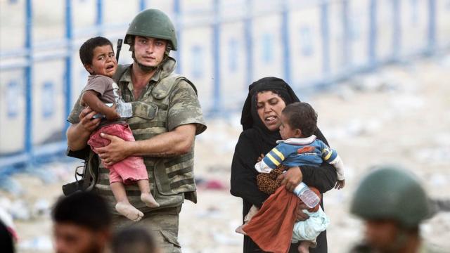Türk askeri ve bir mülteci aile.