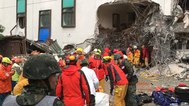 統帥大飯店倒塌的一隅,當時罹難者周志軒被抬送出來