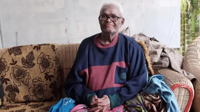 Amos Ondi, kepala suku di Sentani.