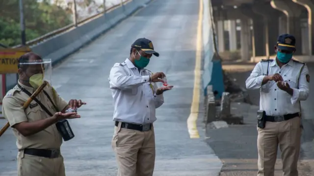 कोरोना, पोलीस