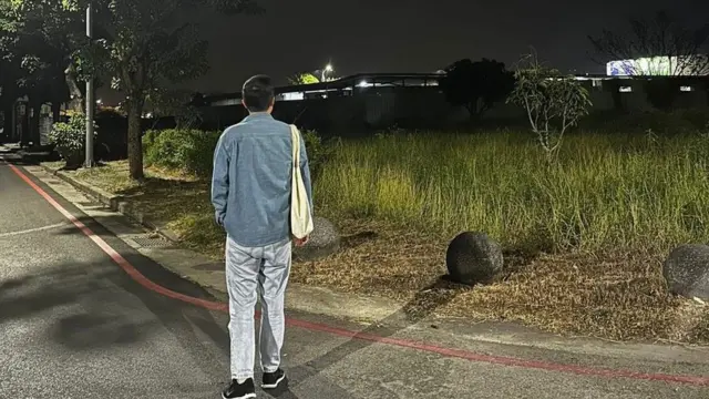 李先生在台灣經常加班到很晚，深夜才下班。