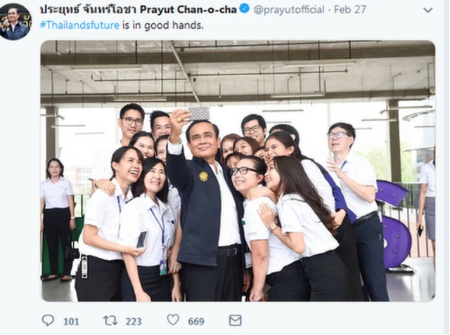 Tweet from Candidate Prayuth Chan-ocha, taking a selfie with a group of teenagers