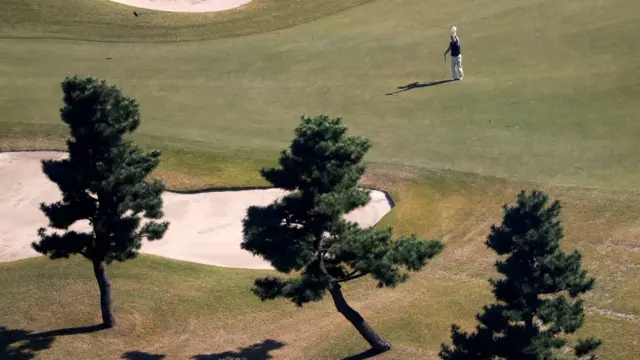 特朗普专用直升机飞越埼玉县霞关乡村俱乐部时一名高球玩家向直升机挥手（5/11/2017）