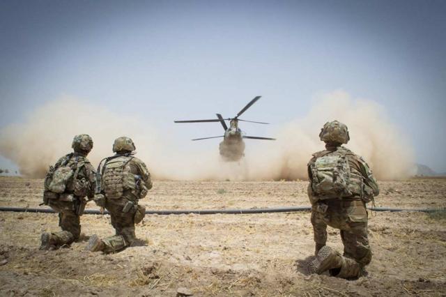 Американские военнослужащие обеспечивают безопасность при посадке вертолета в афганской провиции Кандагар