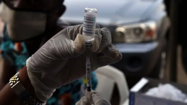 A health worker tries to load into a syringe a Vaxzevria Astrazeneca vaccine during the vaccination of Muslim faithfuls against coronavirus (COVID-19) at the Secretariat Community Central Mosque, Alausa, Ikeja in Lagos, on November 26, 2021.